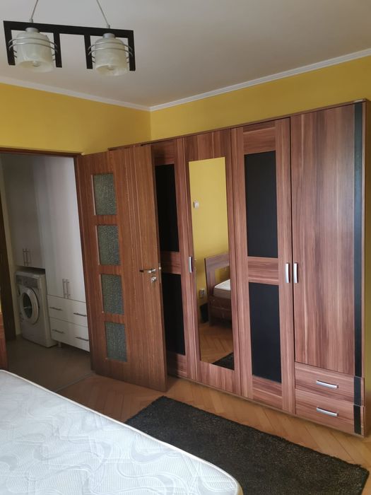 Închiriez apartament cu 2 camere