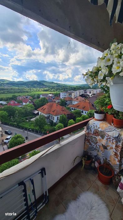Apartament cu 3 camere de vânzare în Curtea de Argeș.
