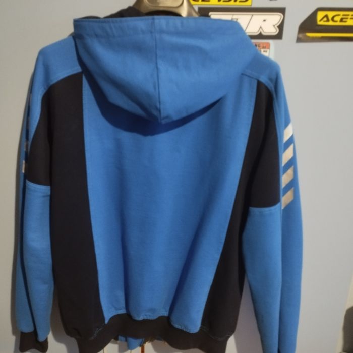 Предлагам ватирани якета,суичър и елек.Различни размери.По 5 евро