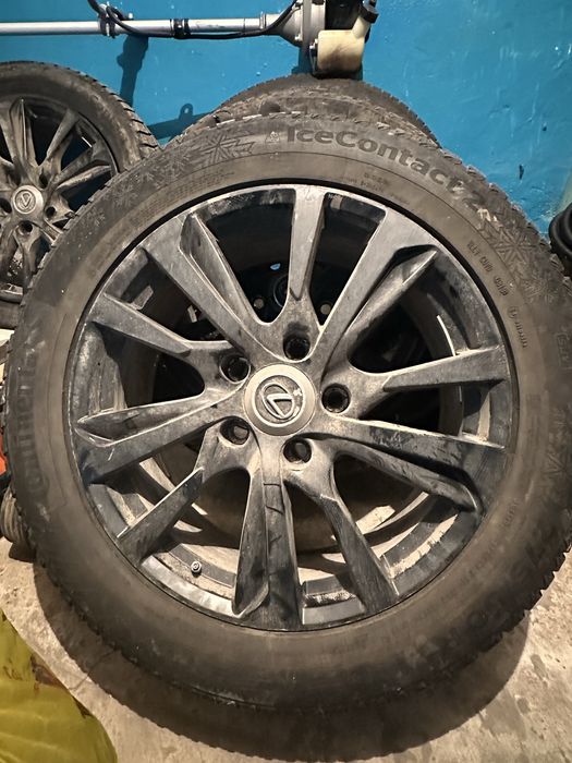Два баллона Lexus LX570