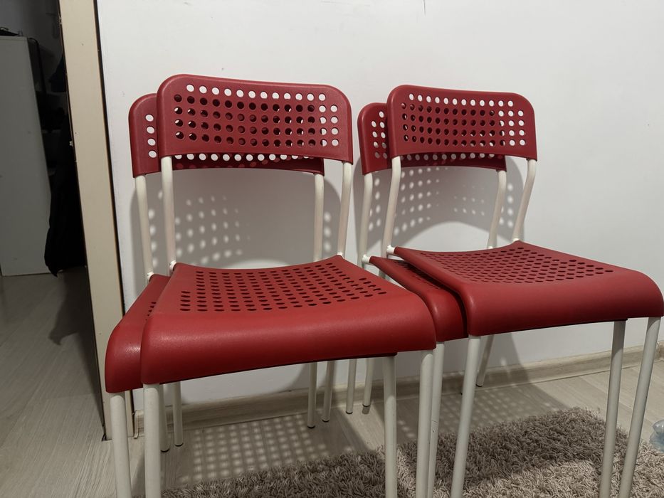 4 красных стула