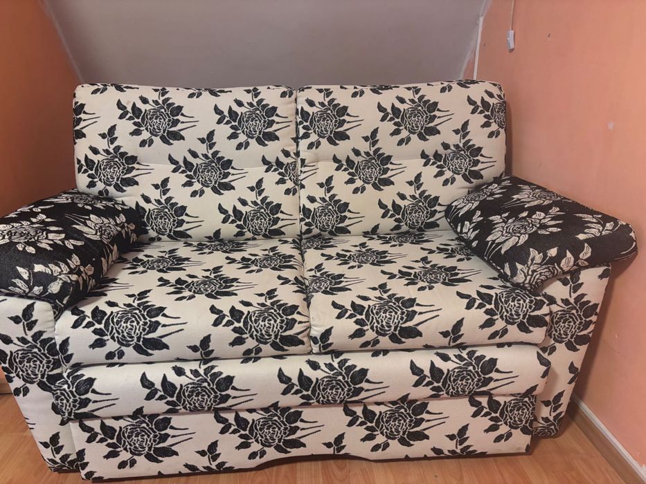 Удобен двуместен, разтегателен диван.