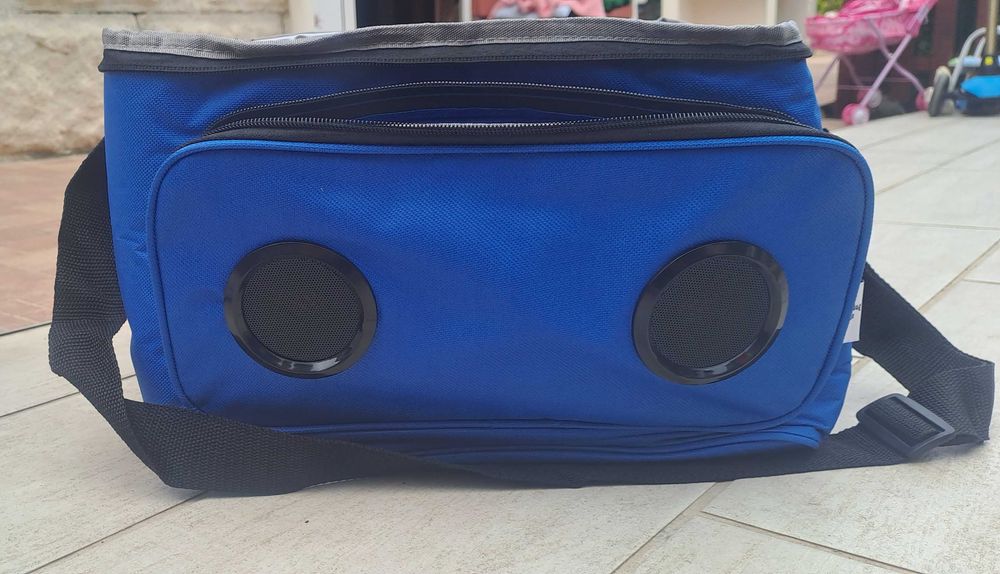 Хладилна чанта с вгладенаи безжични високоговорители