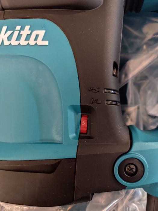 Коледна цена НОВ къртач Макита Makita HM1213C