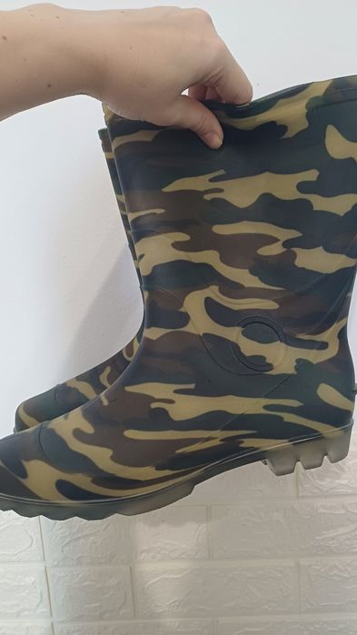 Продам резиновые сапоги новые