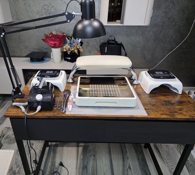 Vând masa manichiura cu toate aparatele necesare