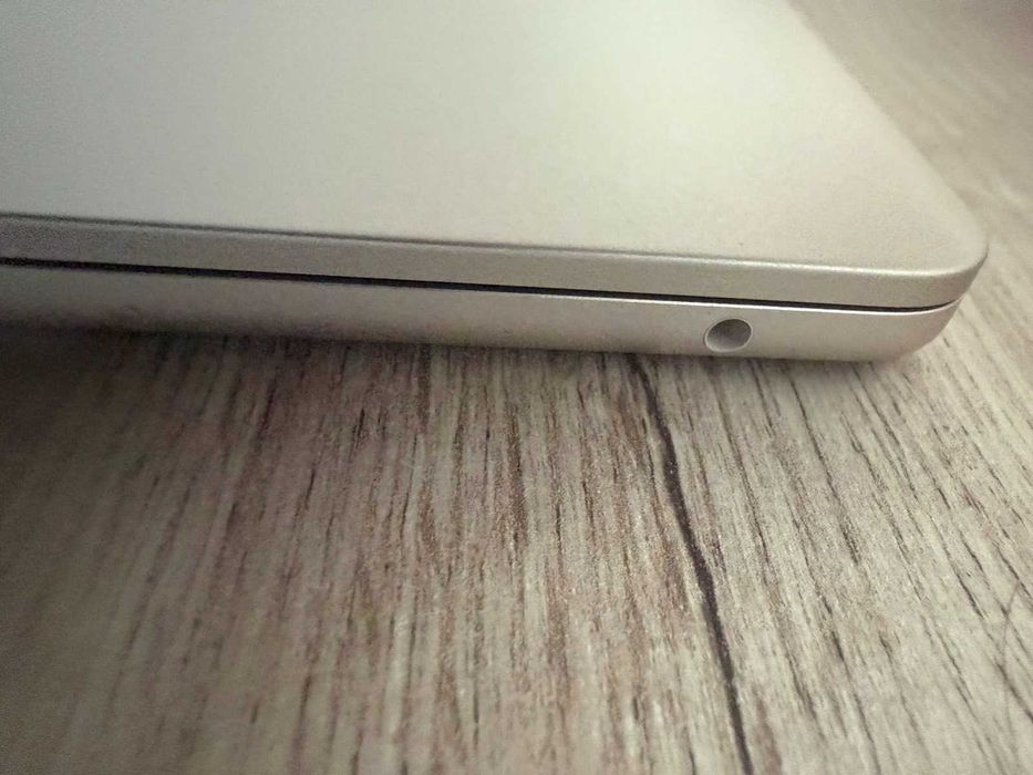 Apple MacBook Air 15.3” M2 | 8GB RAM | 256GB SSD | Silver | Отлично състояние + кейс