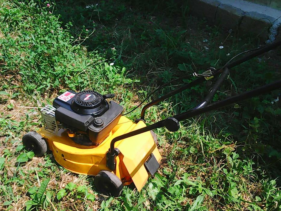Бензинова косачка за трева с кошница.