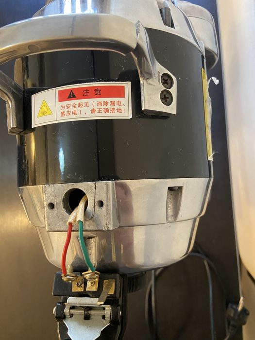 Vând mașină de croit(curis)