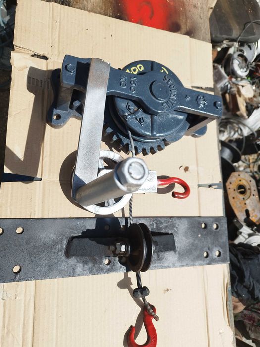 Troliu manual cu scripete