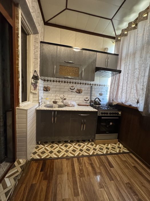 Avroradan 4 etajkali domdan 3 xonali uy sotiladi srochno