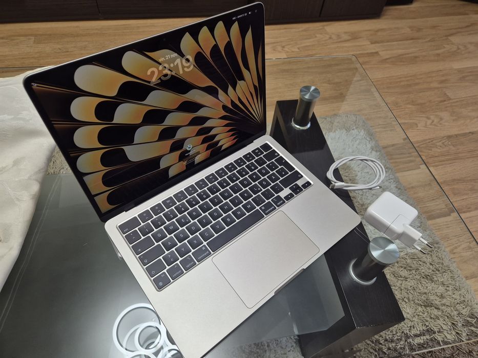 Macbook Air M3 2024 13.6' 10 incarcari