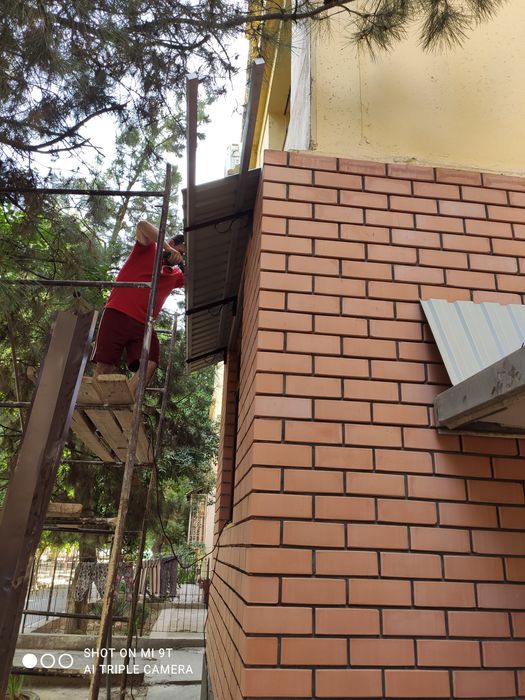 Делаю кладку балкона облицовочный и простым кирпичами. Делаю козырки