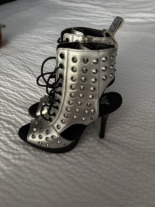 Токчета Dr. Martens Yasmin Spike Studded чисто нови неносени,но без кутия купувани от америка. Размер 37.