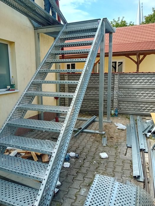 Scara metalica zincata întoarsă  noi