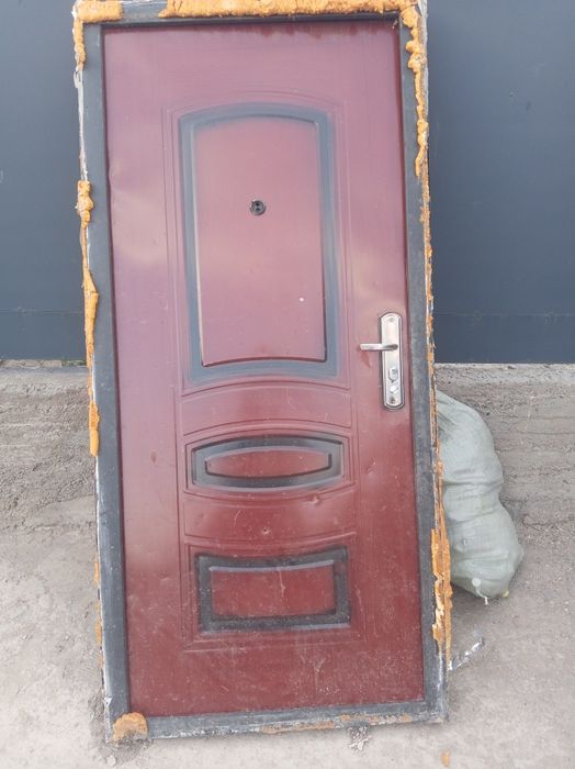 Продам б/у металлический Дверь