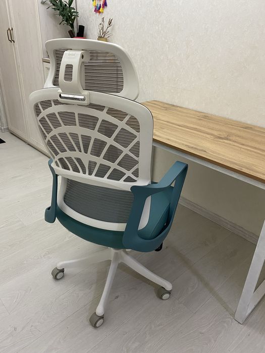 Продам белое Офисное кресло