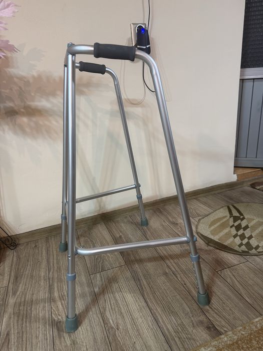 Cadrul de mers aluminiu – nou, nefolosit