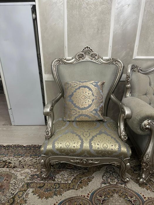 Стол стулья Диван