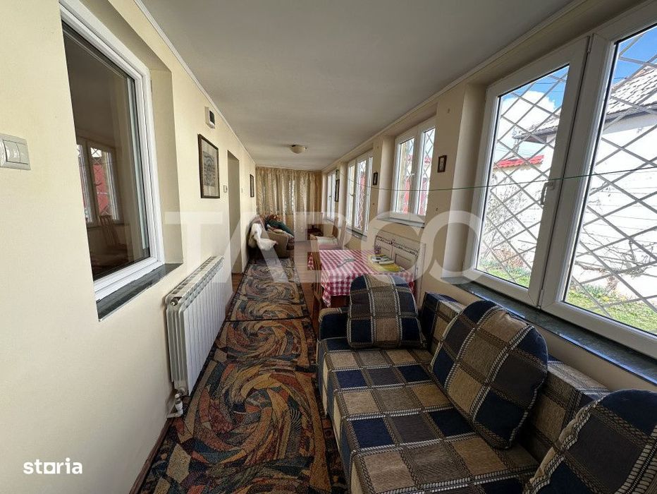 Casa familiala pentru locuit sau vacanta , spatioasa si confortabila .