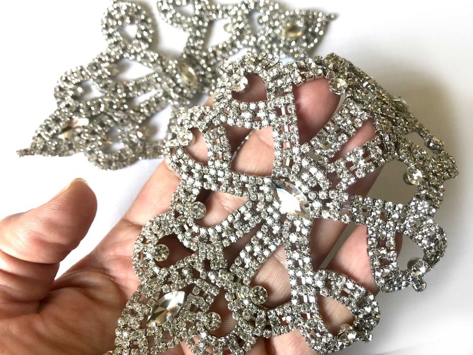 Aplicatie cu pietre deosebita, Decor rochie de mireasa