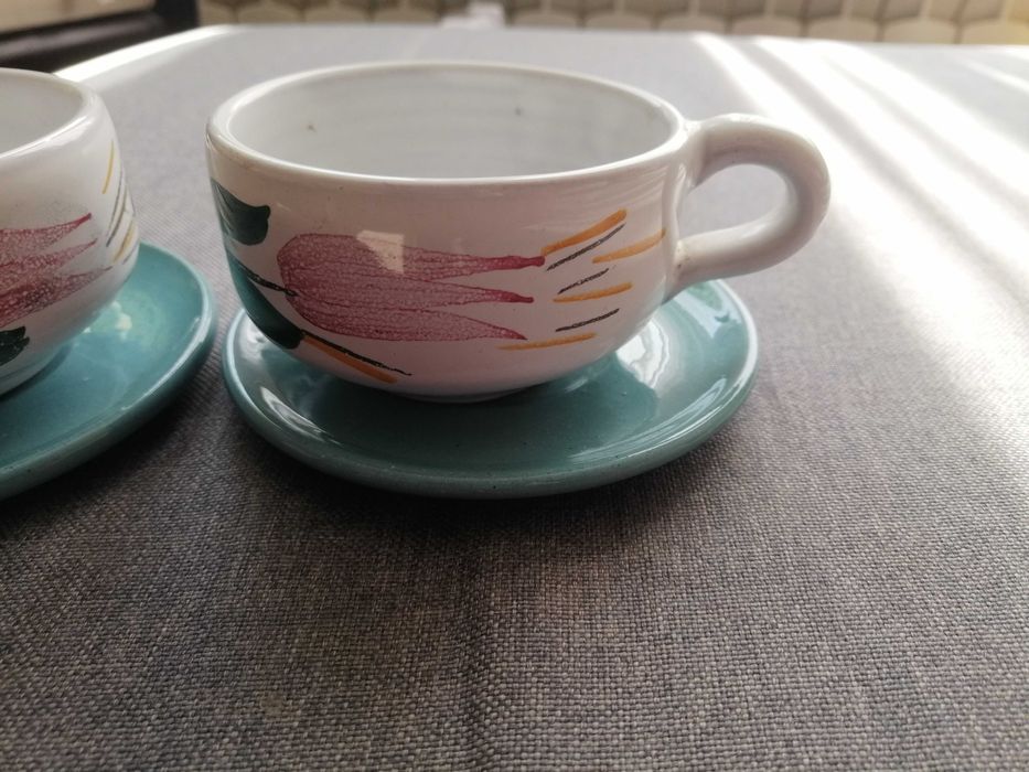 Сувенири от бяла и кафява керамика.