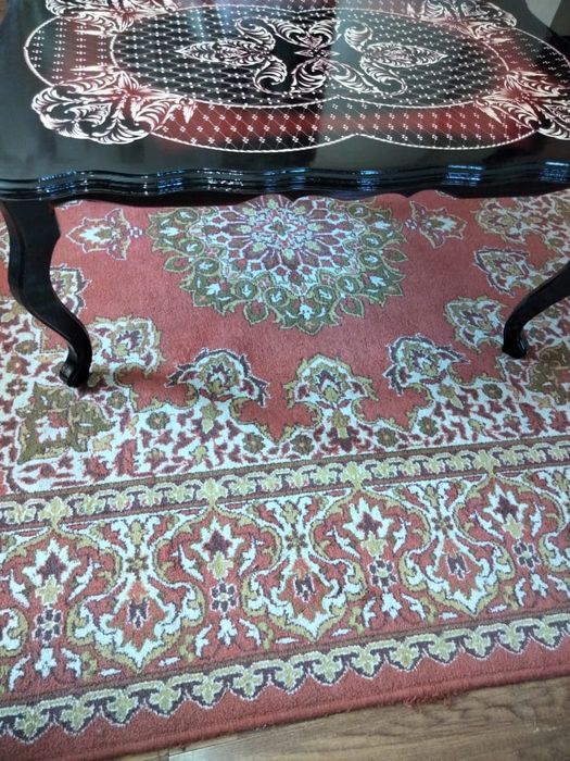 Продам столик новый резной