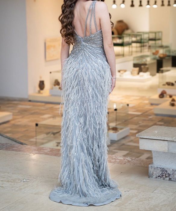 Продавам изключително елегантна рокля