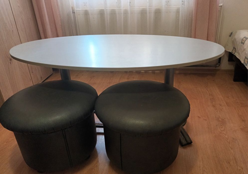 Маса и 2 бр.кръгли табуретки