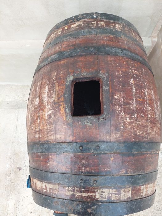 Буре за вино 150  литра  със стойка  във много добро състояние