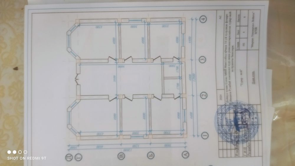 Qurilishi tugallanmagan bogʻcha binosi yoʻl ustida joylashgan