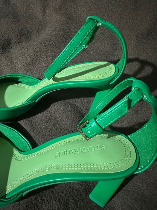 Нови обувки на ток Stradivarius