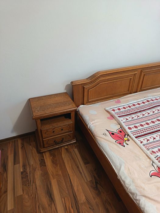 Dulap și pat lemn  masiv cu două noptiere in stare foarte buna