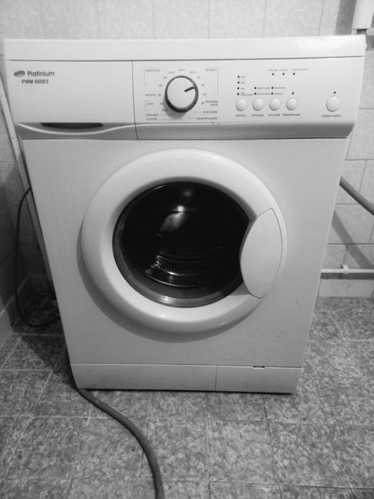 Mașină de spălat rufe automată Platinium PWM 800E5,  cu încărcare frontală și o capacitate de încărcare de 5.2 kg.