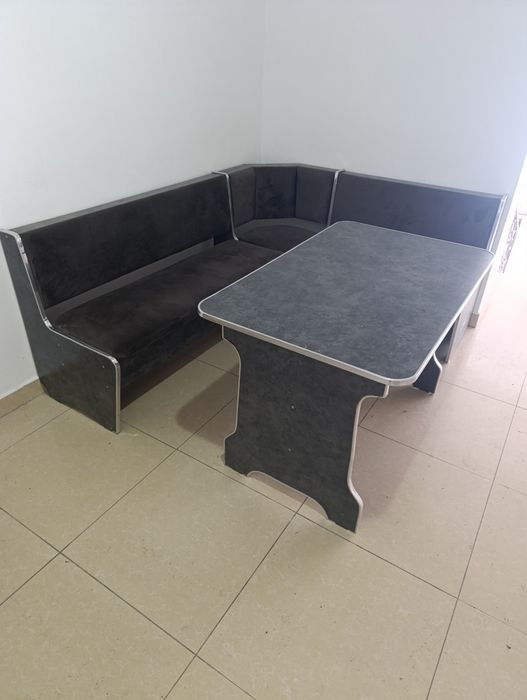 Уголок сатылады. Диван 2,00 метрге 1,80 метр. Столы 1,20 метрге 80 см.