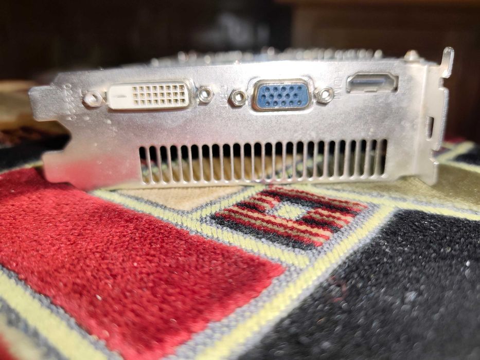 Placa video AMD Radeon HD 6670 1GB GDDR5 - HDMI / DVI / VGA