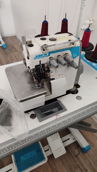 Продам оверлок Jack E3