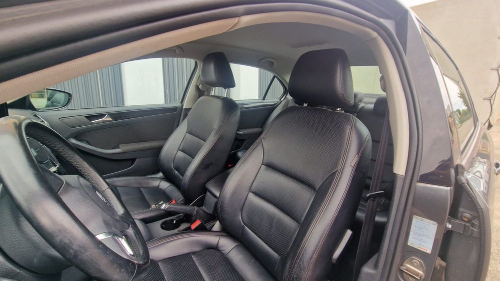 Volkswagen Jetta 2011 - interior piele