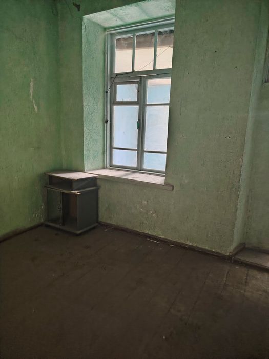 Opshiy dvor lekin adelni qilingan darvozasi bor adelni