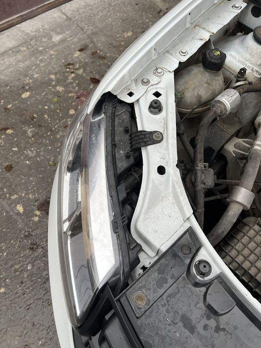 Dezmembrez / Piese Dacia Logan 1.0 Sce 2013-2020 Capota bara Far usa