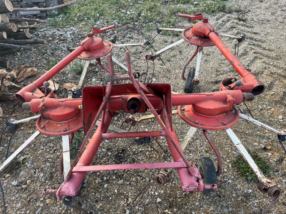 Vand grebla de imprastiat iarba