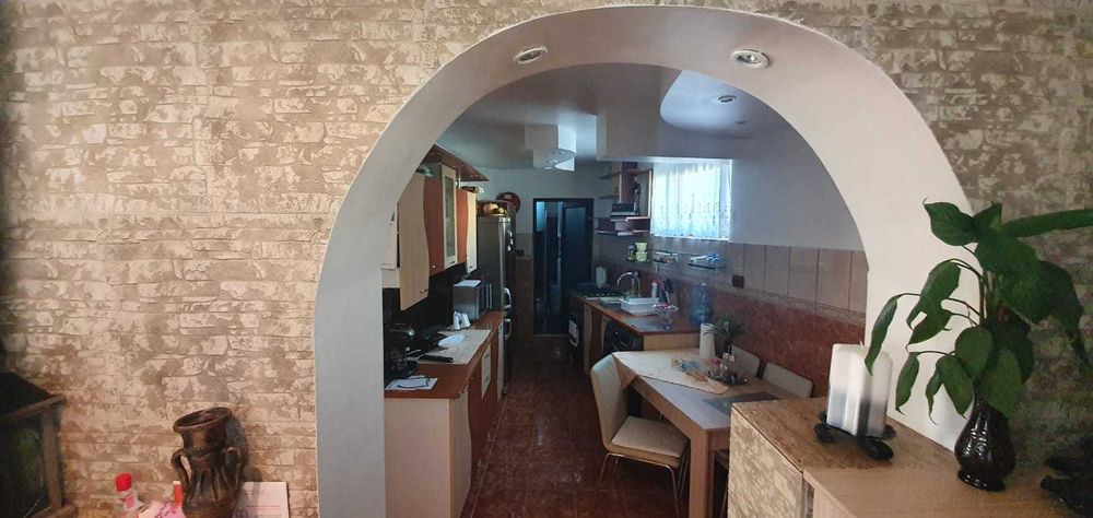 Apartament la curte spre închiriere