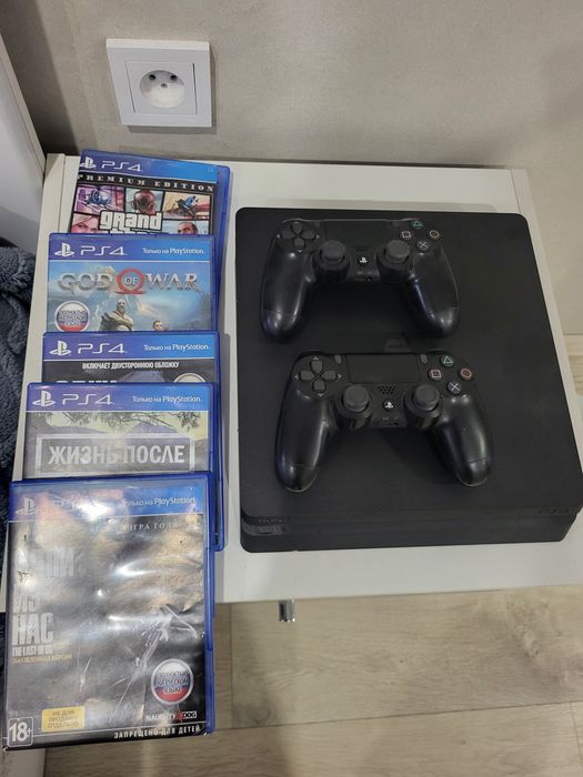 Продам SONY PLAYSTATION 4 slim на 1 ТБ в идеальном состоянии.