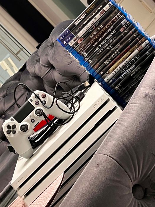 PS4 Pro white + 2 jocuri + filme Blu-ray