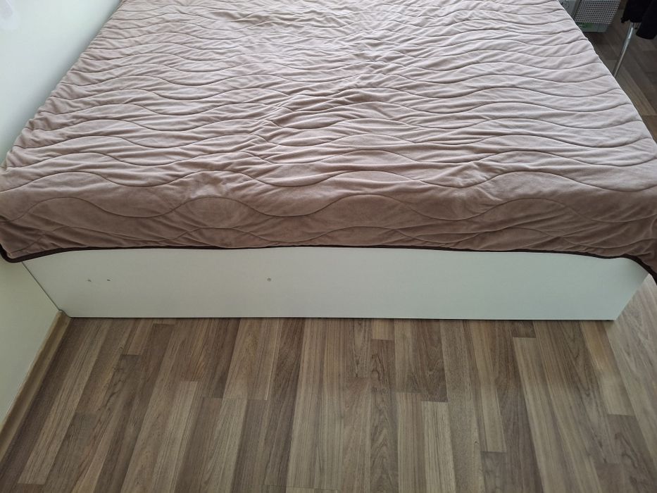Продавам  спалня 160 х 200см. без матрака
