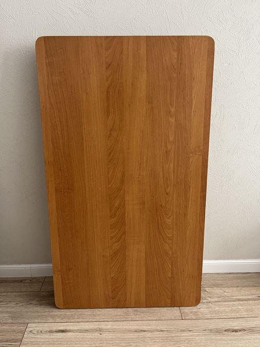 Стол кухонный в хорошем состоянии.