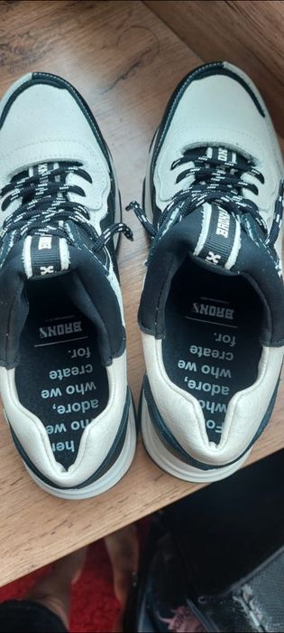 Кросовки кожа снаружи внутри