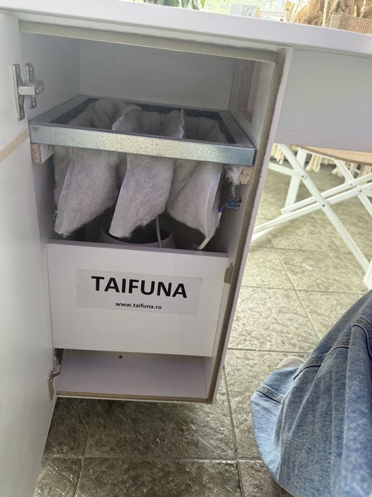 Birou manichiura cu aspirator incorporat