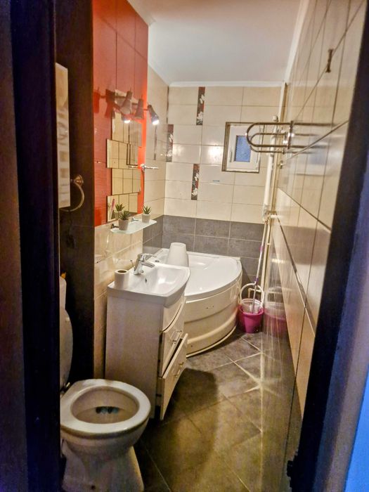 Apartament de inchiriat Focsani, 3 camere decomandat, etaj 1, ultracentral – Ceasul Rău, vedere Catedrala