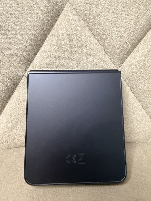 КАТО НОВ ! Samsung Galaxy Z Flip 7 ! Jet black